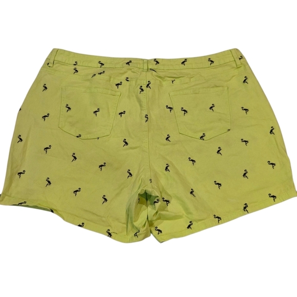 Crown & Ivy Women's Green Flamingo Print Shorts Size 24W - Picture 2 of 10